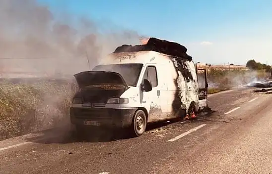 Konya'da saman balyası yüklü minibüs yandı