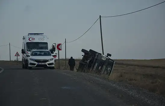 Konya'da şarampole devrilen kamyonetin sürücüsü yaralandı
