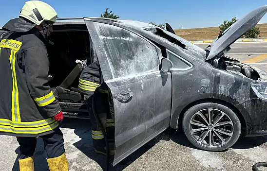 Konya'da seyir halindeki otomobil yanmaya başladı!
