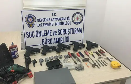 Konya'da sigara ihbarına gidilen otel odasından cephanelik çıktı