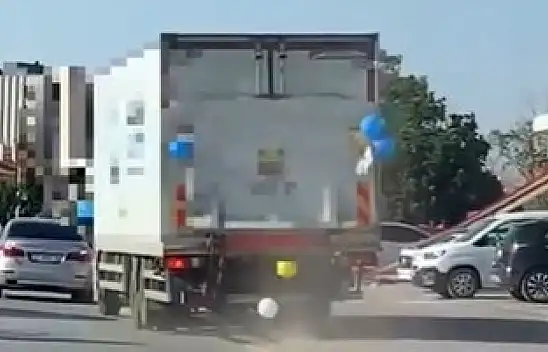 Konya'da tehlikeli anlar: Balonlu kamyon kaldırıma çıktı!