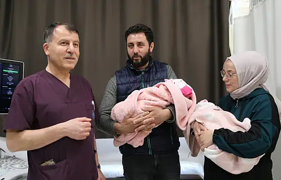 Konya'da tek yumurta ikizleri anne karnındaki müdahaleyle sağlıklı şekilde doğdu