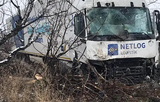 Konya'da tır kontrolden çıkarak bahçe duvarına çarptı!