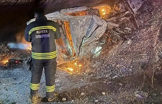 Konya'da feci olay! Tıra çarpan otomobil alev aldı!...