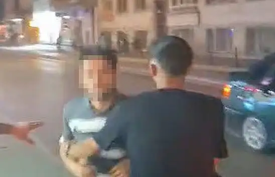 Konya'da trafikte sinirler gerildi! Araç sürücüsü motosikletliyi darbetti