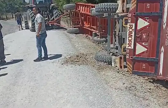 Konya'da Traktör römorku devrildi! 20 ton mercimek yola saçıldı