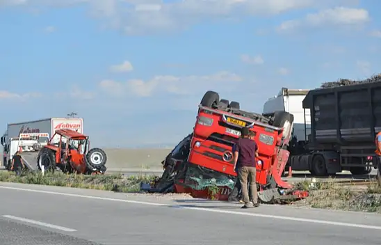 Konya'da traktör taşıyan tır kontrolden çıktı