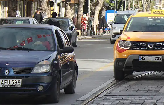 Konya'da yabancılar biniyor, yerliler yürüyor!