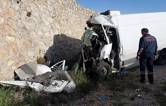 Konya'da yoldan çıkan minibüsün duvara çarptığı kazada 1 kişi öldü