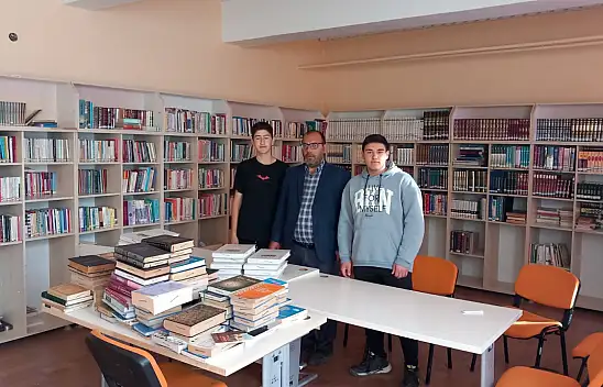 Konya'daki o öğretmen yüzlerce eseri okuluna kazandırdı!