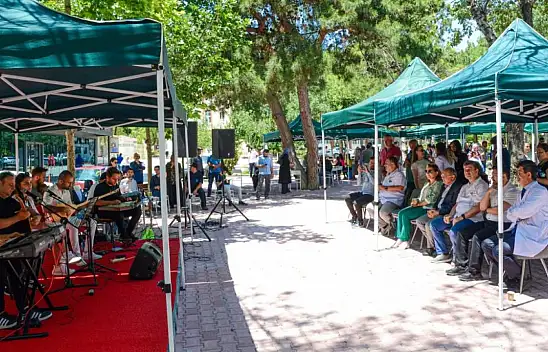 Konya'daki o üniversite kanser tedavisi gören hastalara moral etkinliği düzenledi