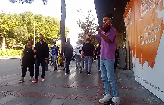 Konya'daki sokak sanatçısından yetkililere çağrı: 'Sanatı yaşatıyoruz, engel olmasınlar!'