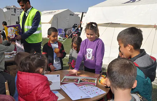 Konya'dan gönderilen gezici kütüphanelerle moral buluyorlar