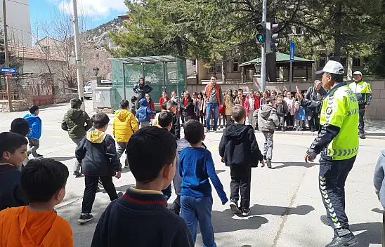 Konya'nın bu ilçesinde ilkokul öğrencilerine uygulamalı trafik eğitimi