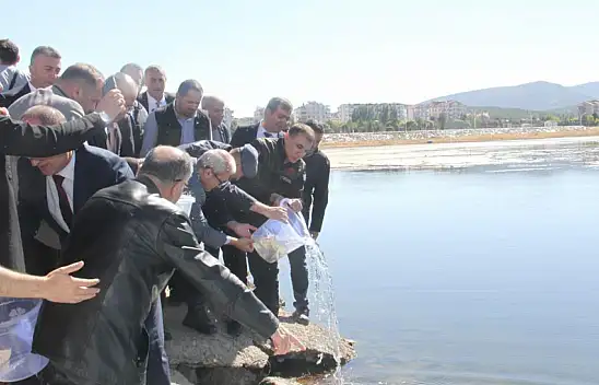 Konya'nın göl ve göletlerine yavru sazan balığı salındı