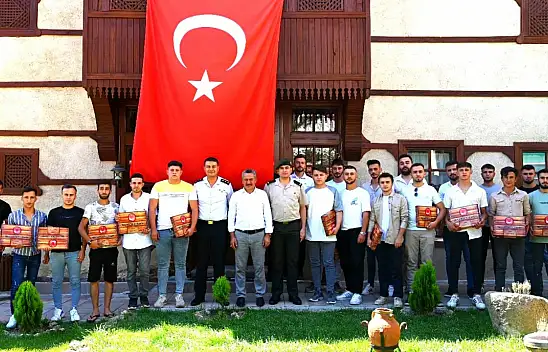 Konya'nın o belediye başkanı asker adayları ile yemek yedi