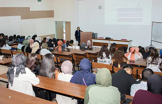 Konya'nın o üniversitesinde öğrencilere uyum eğitimi verildi