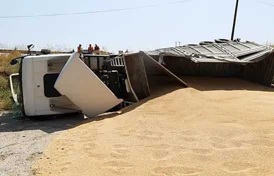 İzmir'den Konya'ya gelen buğday yüklü tır devrildi