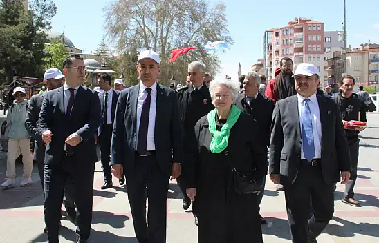 Konya'ya Hazreti Mevlana için sevgi yürüyüşü gerçekleştirildi