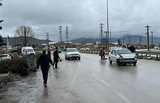 Konya yolunda virajı alamayan otomobil bariyerlere çarptı