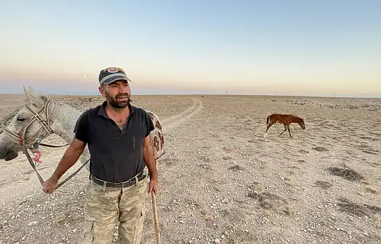 Konyalı besici obrukların arasında hayvanlarını otlatıyor