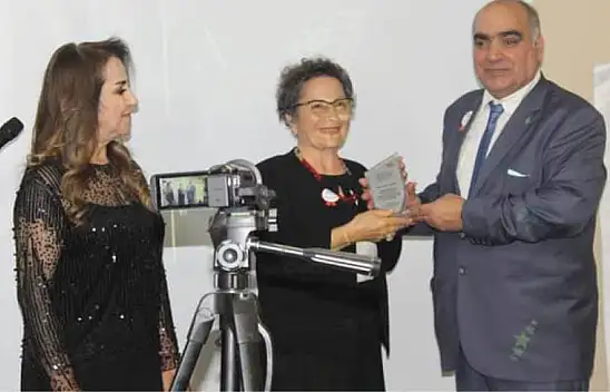 Konyalı Sanatçı Şerife Türker Yılın Kadın Ressamı Seçildi!