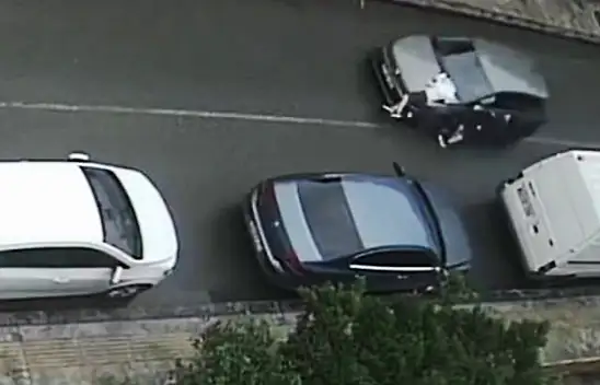 Köpek havlamasından korkan 2 çocuk aniden yola fırladı