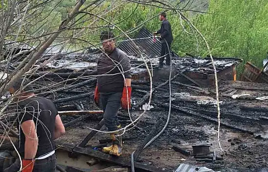 Köyde ev ve odunluk yandı