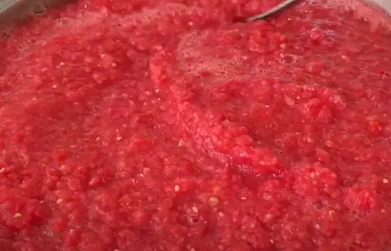 Köylü kadınların domates konservesi hazırlarken kullandığı yöntem. Asla bozulma ve ekşime yapmıyor