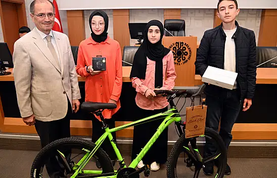 Kur'an öğrenme ve okuma yarışmasında ödüller sahiplerini buldu