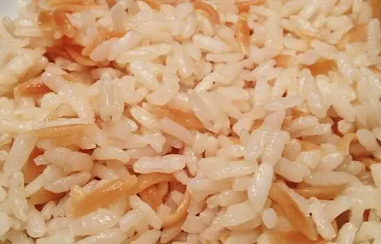 Kurtlanan pirinçlere elveda! Birkaç diş ekleyip nemli kavanoza koymanız gerekiyormuş