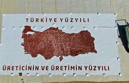 Kurutmalık domateslerle 'Türkiye Yüzyılı' yazıldı
