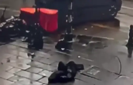 Kurye kazası anbean kameralara yansıdı