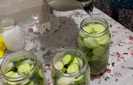 Kütür kütür salatalık turşusunun sırrı. Yumuşamaması için kavanoza eklemek gerekiyor