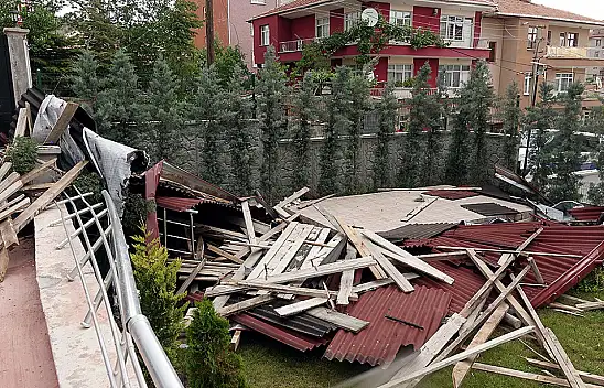 Kuvvetli fırtına ahırın çatısını uçurdu