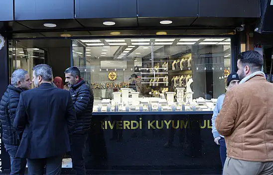 Kuyumcu kadın hırsızları işyerine kilitleyip yakalattı