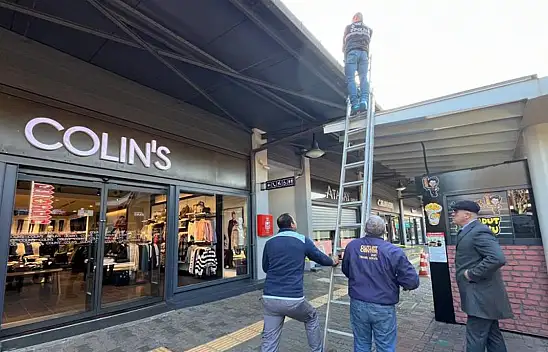 Kuyumcuyu çatıdan girerek soydular