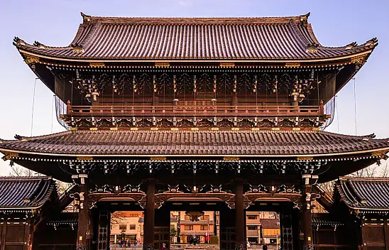 Kyoto'daki tarihi tapınaklar ziyaretçilerini etkiliyor