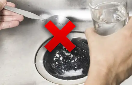 Lavabodan gelen pis kokuya doğal çözüm 3 yemek kaşığı dökmek sorunu çözüyor.