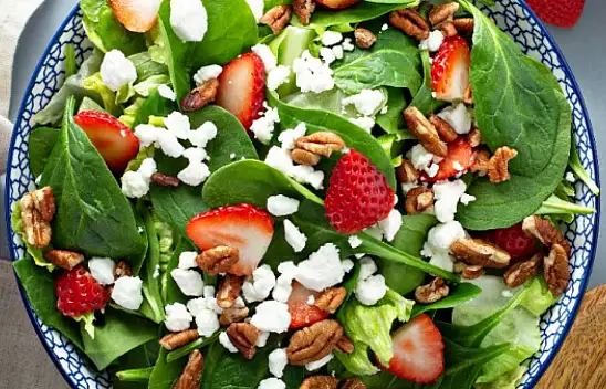 Lezzetli ve hafif: Çilek salatası nasıl yapılır?