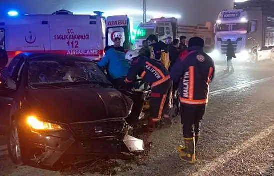 Malatya'da iki araç kafa kafaya çarpıştı: 1 kişi hayatını kaybetti 5 kişi yaralandı