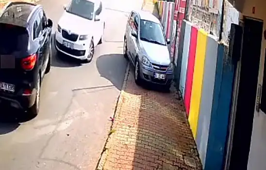 Manevra yapmaya çalıştı, araca çarptı