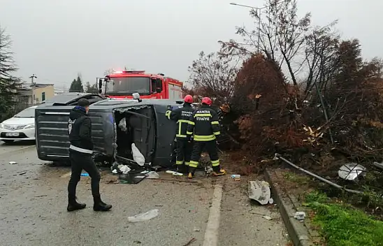 Manisada iki otomobile çarpan araç, ağaç ve elektrik direğini devirdi: Çok sayıda yaralı var!