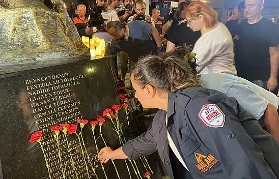 Marmara depreminde hayatını kaybedenler anıldı