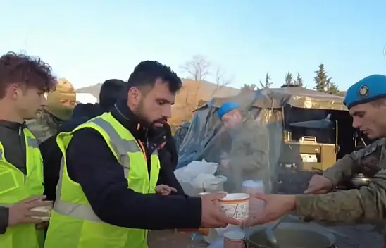 Mehmetçik deprem bölgesinde 40 bin kişilik sıcak yemek dağıttı