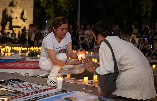 Meksika'da binlerce kişi kayıp yakınlarının anmak için Anneler Anıtı'nda buluştu