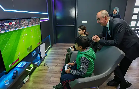 Meram E-spor merkezi depremzede çocukları ağırladı