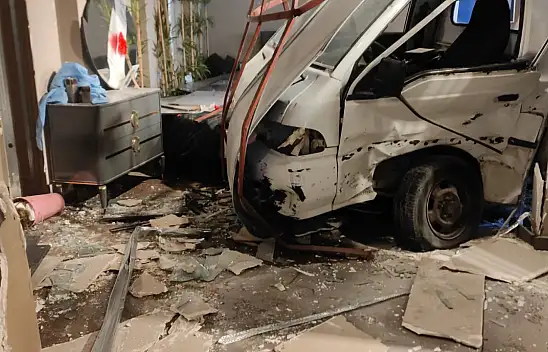 Meram Larende caddesinde faciadan dönüldü: Hızını alamadı dükkana daldı!