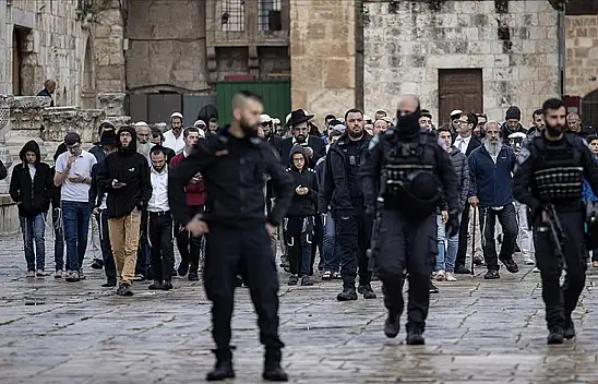 Mescid-i Aksa'ya tekrar baskın düzenledi