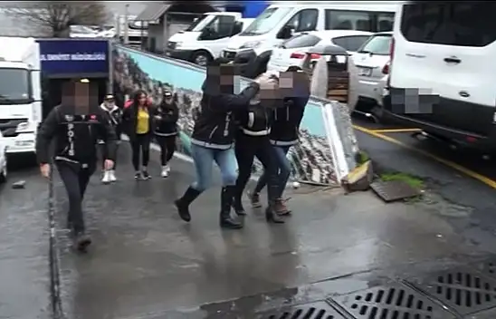 Metrobüste uyuşturucu hazırlayan üç kadın gözaltına alındı